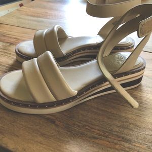 Almost new! Vince Camuto Mellienda Puffy Sandals 6M